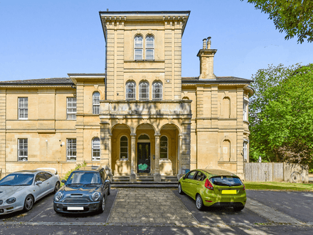  Impressive first floor apartment in a converted manor house